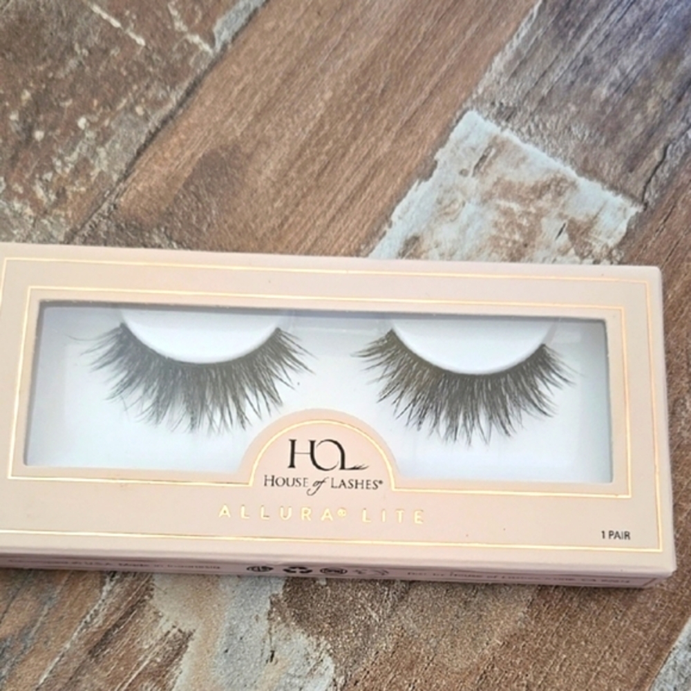 House of Lashes Allura Lite False Eyelashes
